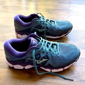 Mizuno Wave Sky 2 size 9